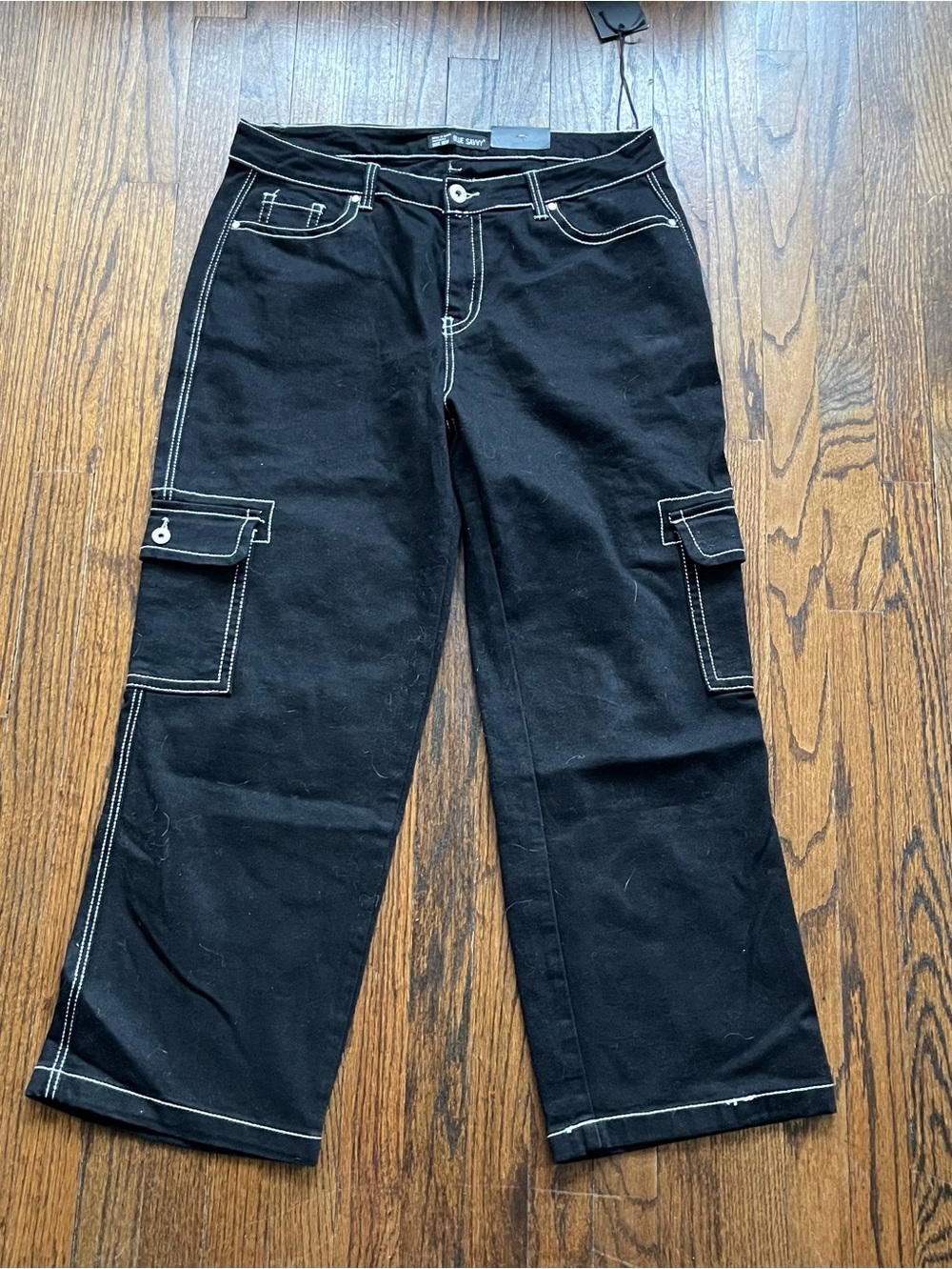 Black Wide-Leg Cargo Jeans with Contrast Stitching